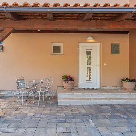 Kuca Lana * Μεντουλίν