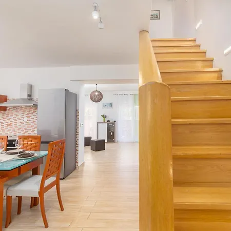 Kuca Lana شقة ميدولين