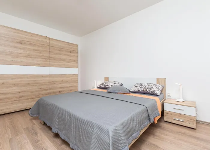 Kuca Lana Μεντουλίν