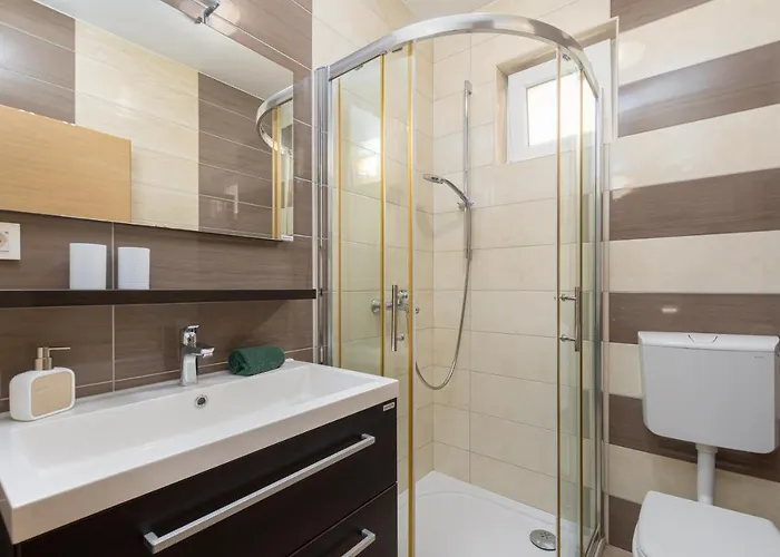 Kuca Lana * Μεντουλίν